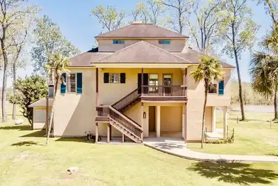 Image de Riverside Retreat w/ Pool & Water Front Dock in Louisiana's Paradise!