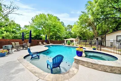Image de Backyard Oasis - Private Pool and Hot Tub