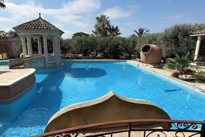Image de Chambre de luxe, grandeur studio en face de la piscine avec sa terrasse privée