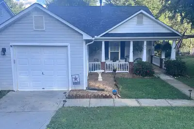 Image de Peaceful Home, Walkable to Main Street Matthews