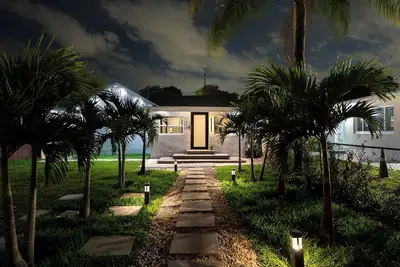 Image de Luxury Casa Cusco in Hollywood [Hot Tub & Backyard Oasis]