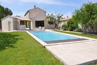 Image de Entre Avignon et Les Alpilles, maison de vacances aux abords du village de Rognonas, animaux. . .