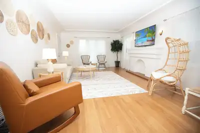 Image de 3 Bedroom Luxury Beach House w/ Parking - Walk To Beach