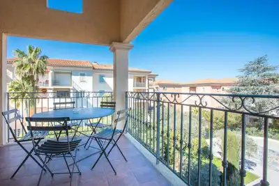 Image de Appartement '3 Bdr Apt - Clos Sainte Anne' avec vue sur la mer, Wi-Fi et climatisation