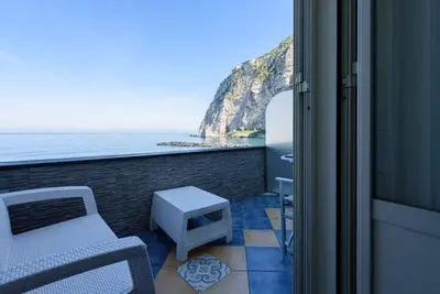 Captain Mike, family room two steps from the sea