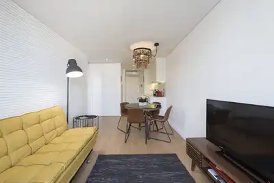 Image de Downtown Bright & Balcony Apartment by Vacationy