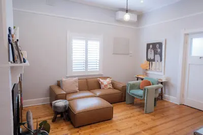 Image de Stylish Retreat with Pool – 5 Mins to Cbd, Beach & Airport!