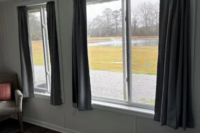 Image de Charming 2-bedroom apartment Minutes from Darlington Raceway with pond views