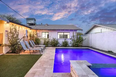 Image de Moody Modern Desert Retreat – Backyard Bliss Awaits