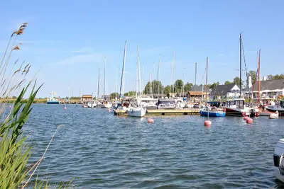 Image de Houseboat Lydia - Moored houseboat in the harbor of Gager - Houseboat Lydia