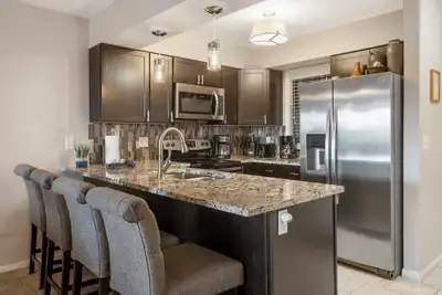 Image de Beautiful Lake View Condo with Private Balcony