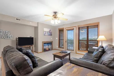 Image de Walk-in Condo with Lake View from Private Balcony