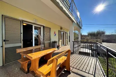 Image de Appartement de deux chambres avec la terrasse Malinska, Krk (A-23878-a)