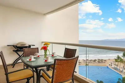 Image de Beachfront: Ocean Views, Pool, Steps to the Beach