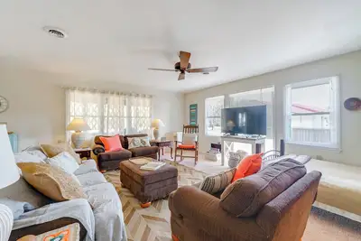 Image de 3 Mi to Beach: Home w\/ Fire Pit in Hampstead!