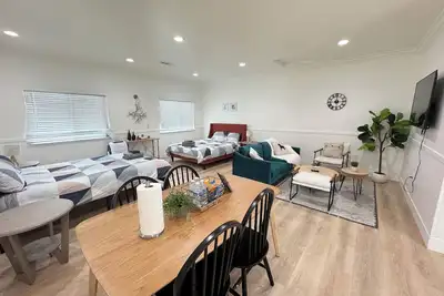 Image de Welcome to Our Cozy Masterbedroom near Disneyland