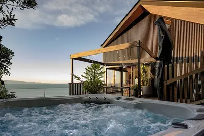Black Barn Escape - Modern, Architectural, Sea Views, Spa Pool!