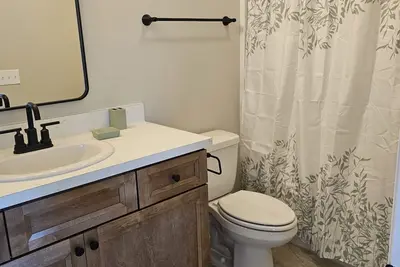 Image de Centrally Located Charming 3 Bed 2. 5 Bath Townhome with King Bed