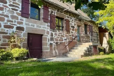 Image de Gîte en Corrèze avec vue sur jardin