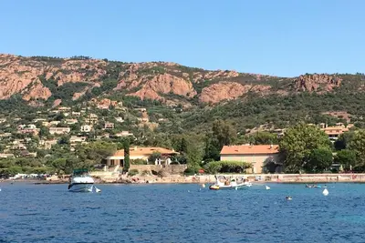 Image de Maison historique les pieds dans la Méditerranée!