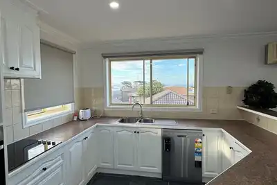 Image de Beach house with water view. Walking distance to amenities. Walk to the beach.