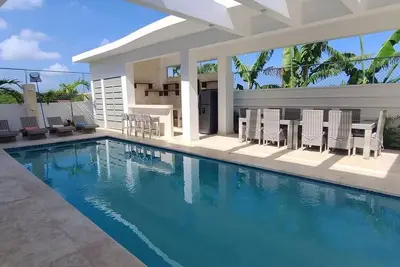 Guest-friendly 10br/12ba Villa: Pool, Billiard, Walk to Everything