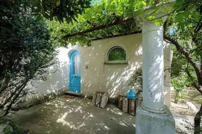 Image de Cottage by the sea surrounded by greenery