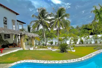5br/4. 5ba Villa: Private Pool, Walk to Beach & All Amenities
