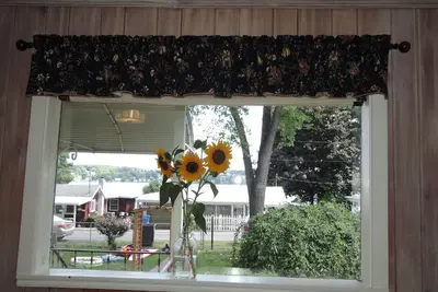 Image de Adorable, cute as a button Keuka Lake view cottage, Close to everything!