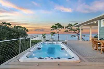 Image de New Listing! Pet Friendly! Bay Front with Peekaboo Views! Private Swim Spa! Community Pool!