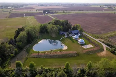 Image de Blue Barn on the Green with Farm House near the shores of Lake Michigan