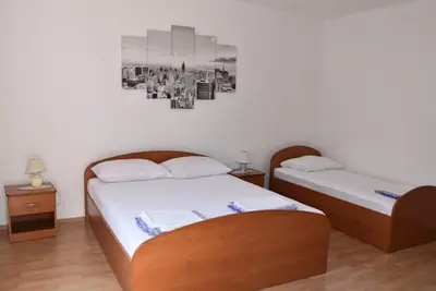 Charming 2-bedroom apartment with Ac, WiFi in lovely Pakoštane