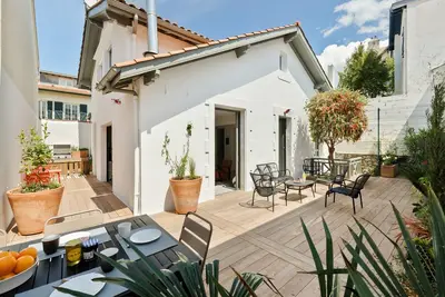 Image de Patio - Maison de ville avec patio végétalisé en plein centre - Biarritz