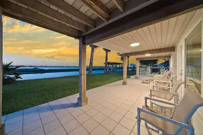 Image de 7 Palms | Water Views + Outdoor Kitchen