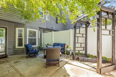 Image de Charming 3-bedroom 2. 5-bathroom townhome with WiFi and Ac in Greenville