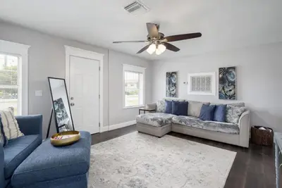 Image de Romantic Cottage in Eau Gallie District, Pool, Pickleball/basketball courts