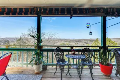 Image de 'The Treehouse' in Cherokee Village: Deck & Views