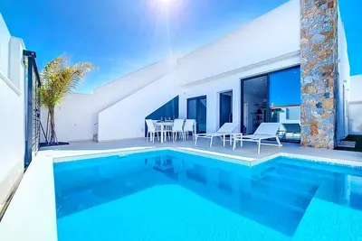 Image de Villa avec piscine privée et jacuzzi