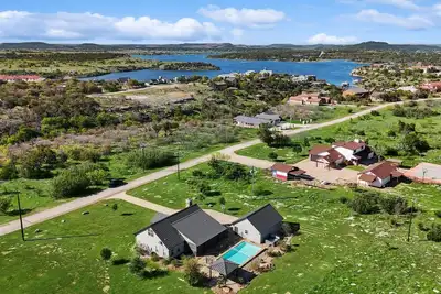 Image de Lovely Chateau- near Hells Gate with pool/hot tub/ grilling area and game room