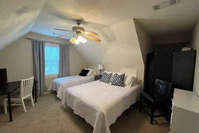 Image de Large private home near campus