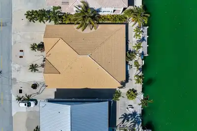 Image de Charming 3 Bedroom Half-duplex with Dockage and Cabana Club!