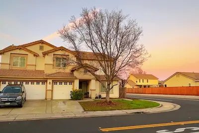 Image de Spacious 5-bedroom 3-bath house in delightful Elk Grove