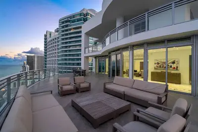 Image de Six-Bedroom Oceanfront Penthouse with Lavish Design