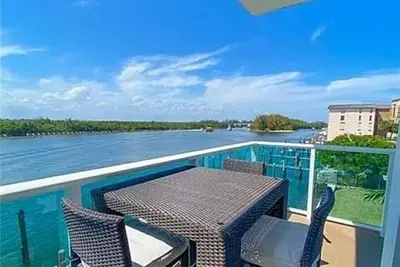 Image de Sophisticated Three-bedroom Waterfront Condo