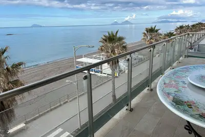 Image de L'endroit parfait pour profiter de la mer avec vue sur les îles Éoliennes.