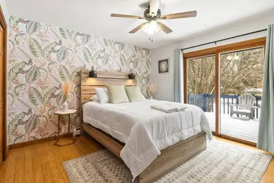 Image de Near Ithaca! Hot Tub! Lrg Home! Sleeps 10! Dogs ok!