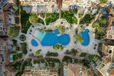 Image de Appartement-102-Salle de bain privée séparée-Classique-Vue sur Piscine
