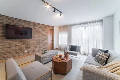 E201 - Spacious 2-bed / 2-bath, A/C & Fast WiFi