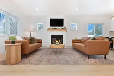 Image de New build, Sauna, Pickle ball, walk Dt!