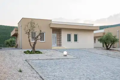 Image de Ero's modern holiday home with pool and jacuzzi overlooking Trebizat river.
